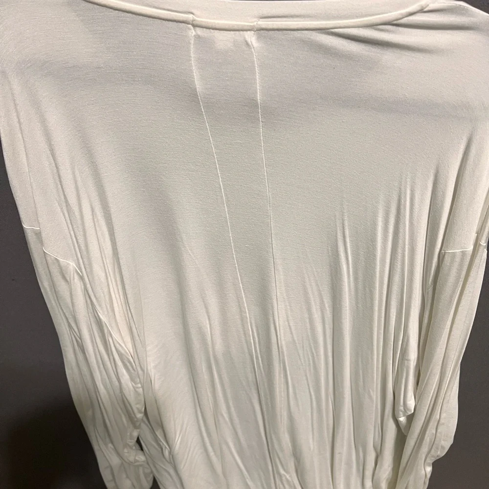 Hey Gorgeous White Long Sleeve Top with Red Lip Design - Picture 3 of 3